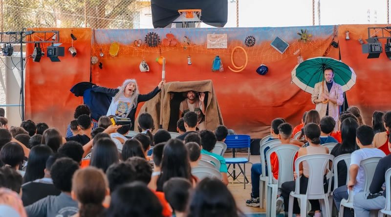 Projeto "Arte de Inovar com Maratona de Inovação" vai passar por quatro cidades em 2026 e deve impactar cerca de 3 mil jovens Marília (SP) recebe na próxima terça-feira (14) o espetáculo "Água à Vista", peça teatral gratuita e aberta ao público, que integra o projeto "Arte de Inovar com Maratona de Inovação". A iniciativa utiliza o teatro para inspirar jovens a desenvolverem soluções para problemas ambientais reais. A história narra a aventura de dois cientistas que, acompanhados por um aventureiro, saem em uma expedição para tratar da escassez de água e investigar o futuro dos recursos hídricos. O enredo mistura humor e aventura para abordar temas como: A importância de preservar o meio ambiente, consumo consciente, entre outros. Com sessões às 10h e às 19h30 no auditório da Fatec, a peça utiliza uma linguagem imersiva para pautar temas socioambientais. O espetáculo também serve como base para o "Ideathon" que ocorre no dia seguinte (15), quando os alunos participam de oficinas de inovação com apoio de mentores e apresentam propostas para desafios ambientais reais a uma banca de jurados. As melhores soluções são premiadas. O circuito é realizado pela Loa Produções Culturais e Criativas, com patrocínio da Coca-Cola FEMSA Brasil. Além de Marília, o projeto passará por Bauru, Mogi das Cruzes e Jundiaí ao longo do ano. O projeto é viabilizado por meio de recursos do Fomento Cult SP e conta com apoio do Programa de Ação Cultural (ProAC), da Secretaria da Cultura, Economia e Indústria Criativas do Governo do Estado de São Paulo. Serviço O quê: Peça teatral "Água à Vista" (projeto Arte de Inovar com Maratona de Inovação) Quando: Terça-feira (14/04), às 10h e 19h30 Onde: Auditório da Fatec Marília (Av. Hygino Muzzi Filho, 529 – Entrada pela Rua Adão Stroppa) Entrada: Gratuita