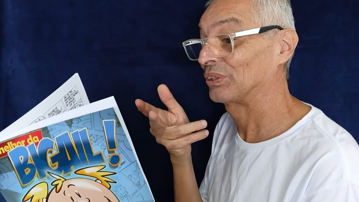 O ilustrador Seri com sua personagem Bigail